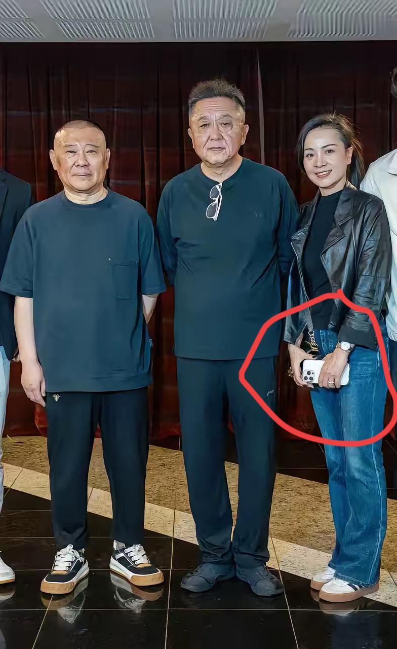 郭德纲于谦旁边女士用的手机是什么牌子的？