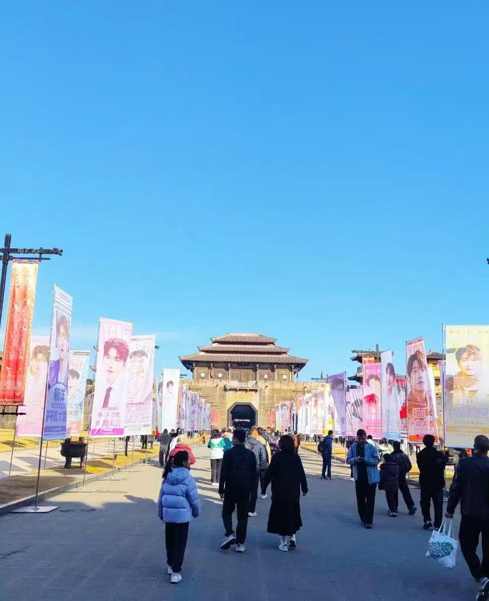 杨洋不让江山粉丝应援排面 一整个被这次应援感动到，满满都是陪伴与认可，从过去到现