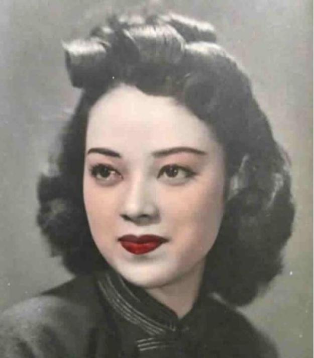 1945年，女汉奸李香兰将被执行枪决，谁料，临刑前她突然掏出一张皱巴巴的纸，法官