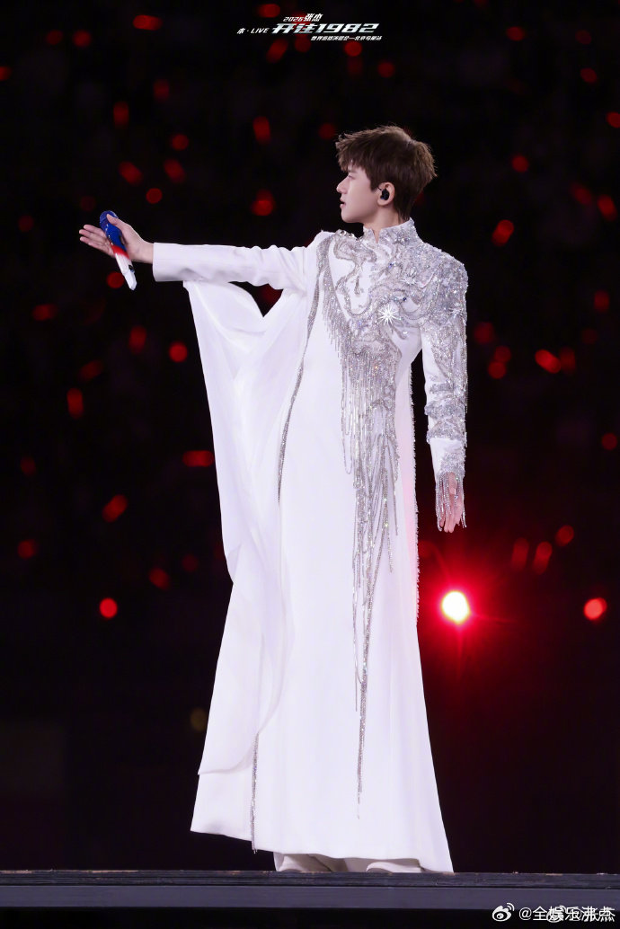 时团要去张杰演唱会了谁懂啊！昀牵孟绕居然要在张杰演唱会同框，圆梦了！好多人要来张