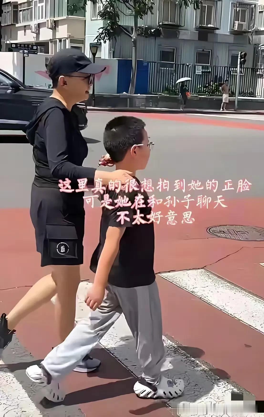 宋丹丹引发热议。 7月13日，65岁的宋丹丹冲上热搜，这一次，不是在烈日下健身，