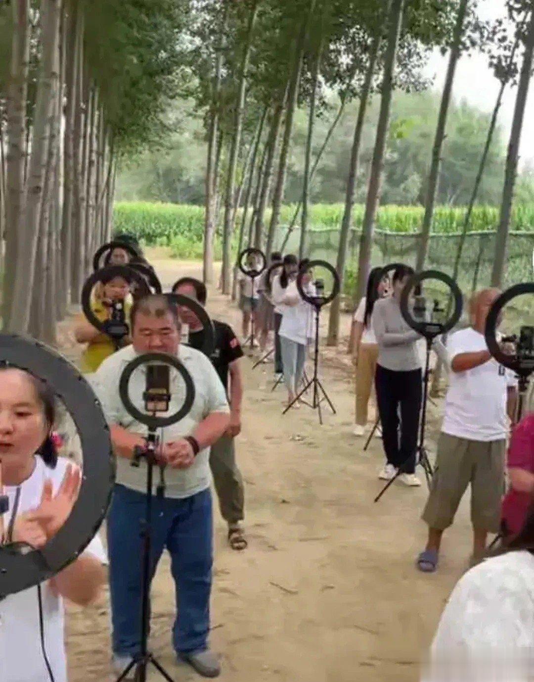 我在想，是什么人打赏这些人😁 ​​​