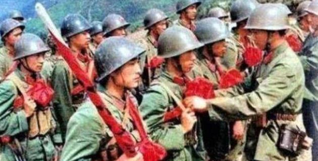 1986年，中越边境老山，一位战士要上211高地。临行前军长敬他茅台酒，师长把自