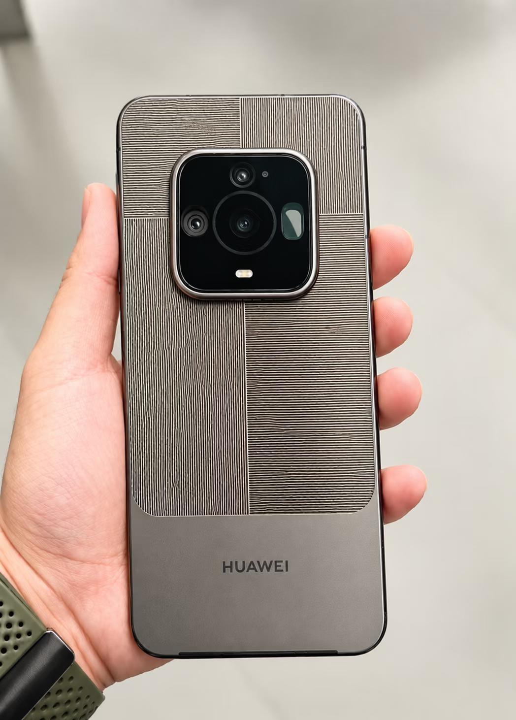 Mate90的摄像头是方形的话
感觉要是设计成方形的话会和手机背面更协调一点
华