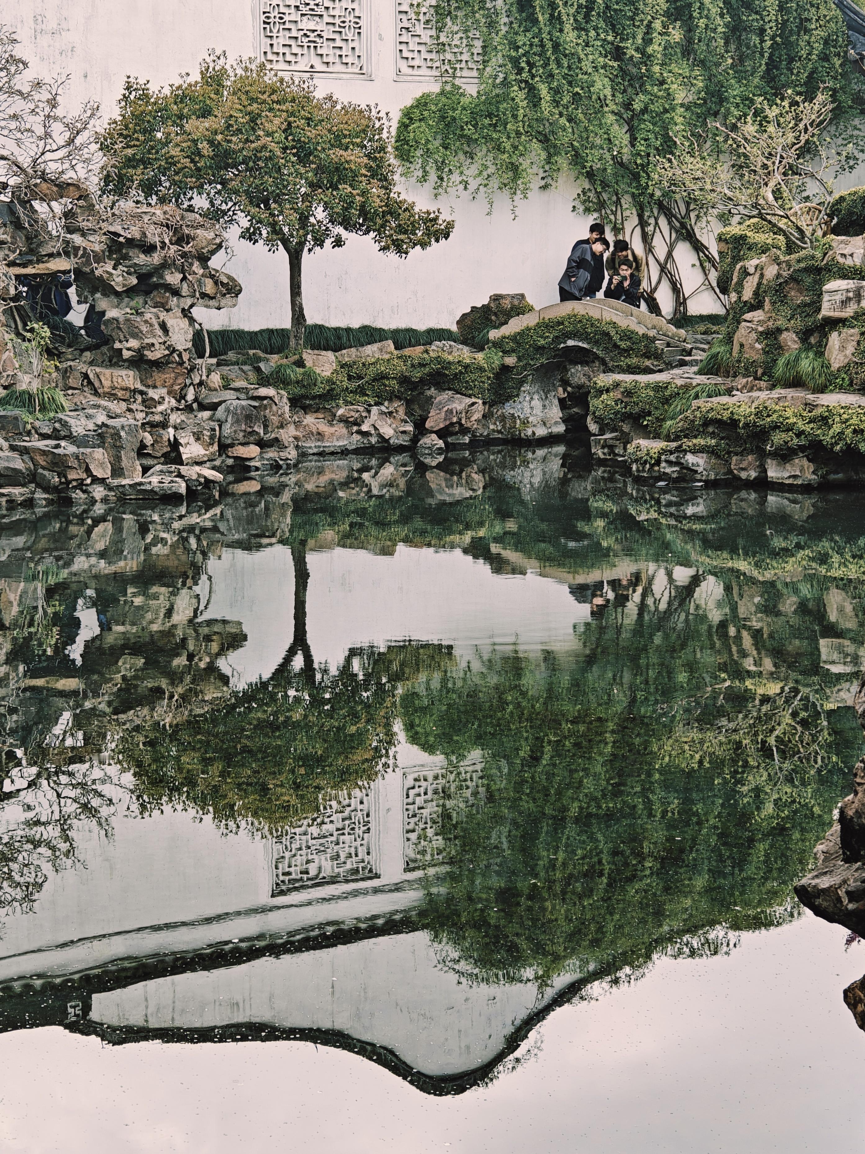 春风找到一纸未完成的涟漪并持续吹拂它 