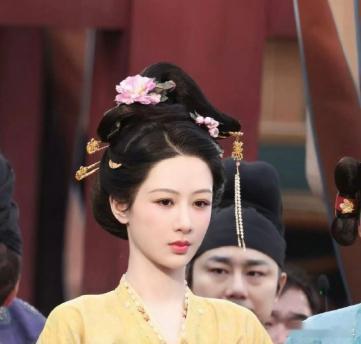 #新浪娱乐[超话]##杨紫新剧发型##杨紫国色芳华桃花妆路透#杨紫新剧国色芳华桃
