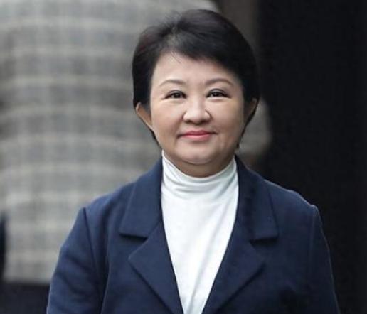 卢秀燕别出损招了！
死路一条还走？


卢秀燕建议郑丽文走中间路线，
虽然这个方