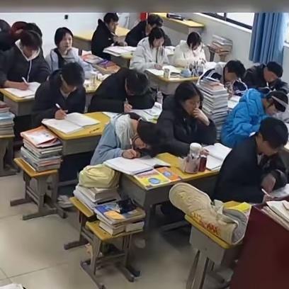 最近云南昭通一段教室视频火了：一位老师站在讲台上讲课，脚边讲桌下竟蜷缩着一个一岁