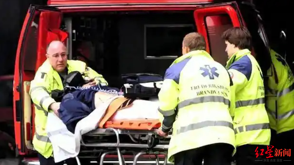 #挪威主帅曾临床死亡#【挪威主帅淘汰巴西后拥抱妻子，曾心脏骤停12分钟被宣布临床