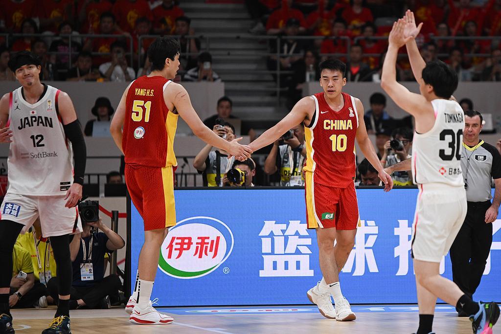 中国男篮惨败日本，预示着两个残酷事实！
第一个，打不过韩国，也赢不了日本，在亚洲