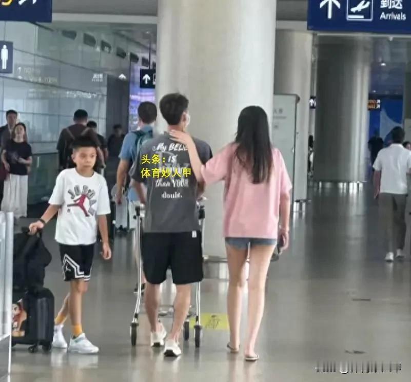 徐杰抵达上海浦东机场，漂亮女朋友全程陪伴，大秀恩爱！接下来，解说中国男篮与约旦队