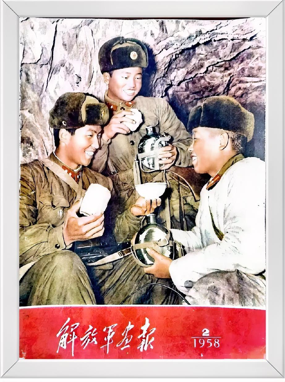 给大家分享《解放军画报》（1958年2月）。
图上，三位解放军正在福建前线的坑道