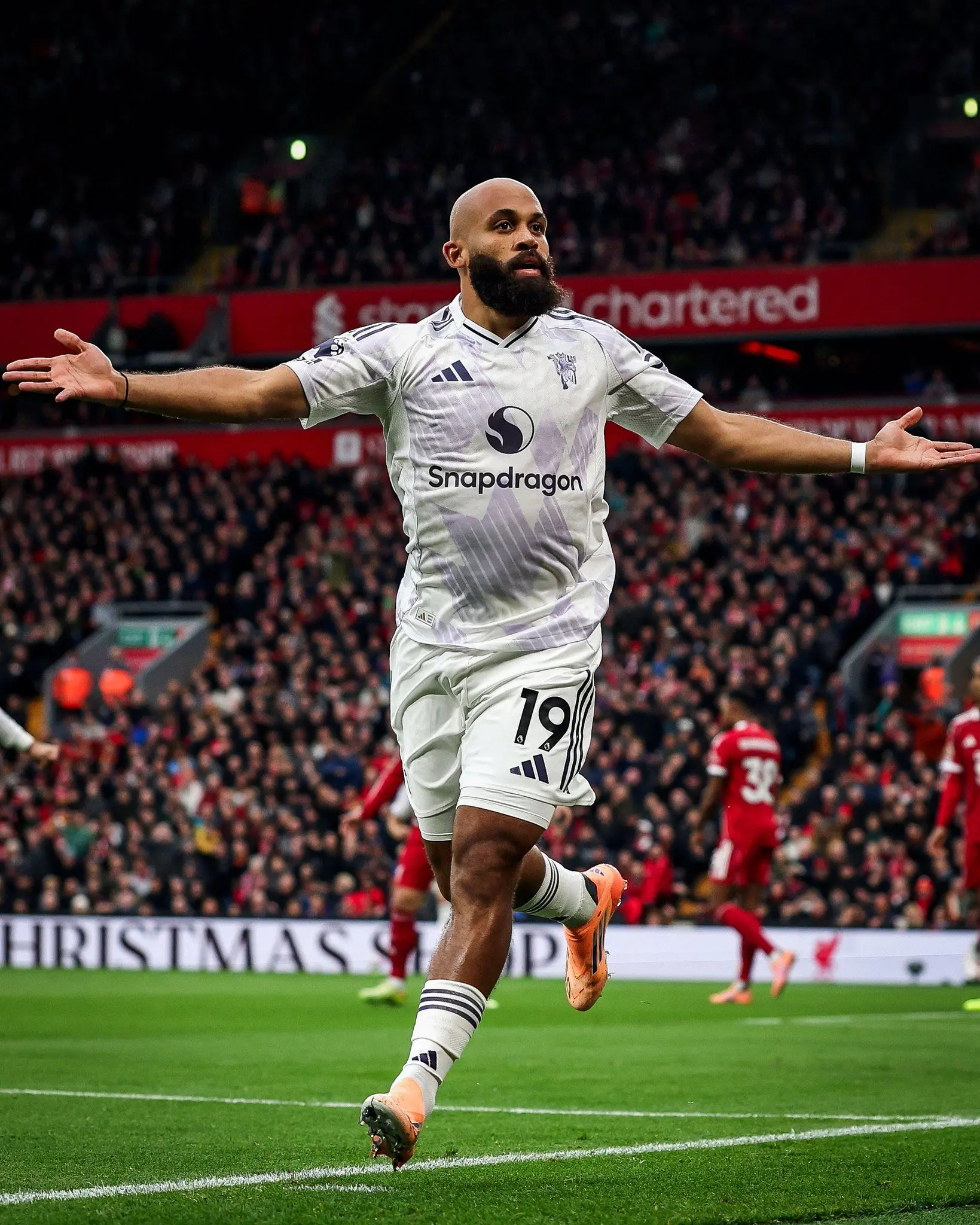 当曼联全力追逐姆贝莫时，竞争对手们还在嘲笑，如今每个周末笑到最后的却是他。尽管耗