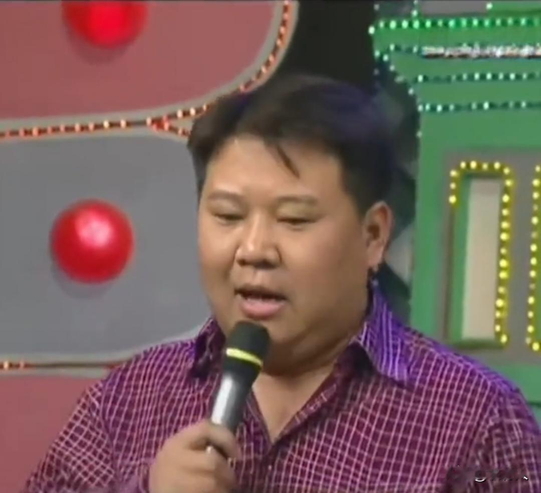 原来郭德纲年轻的时候就这么胖，现在的脸型和以前没什么区别。你们觉得郭德纲留长发好