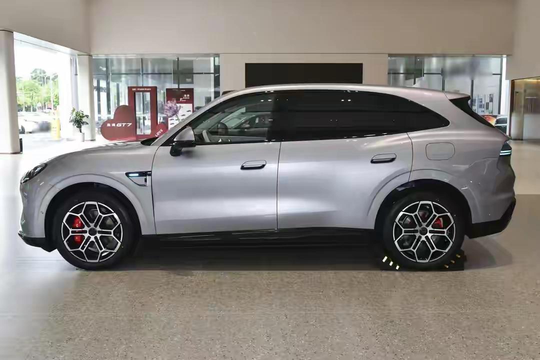 启境GX7是广汽制造的增程式多功能运动型汽车（SUV），核定 载人5。
配置华为