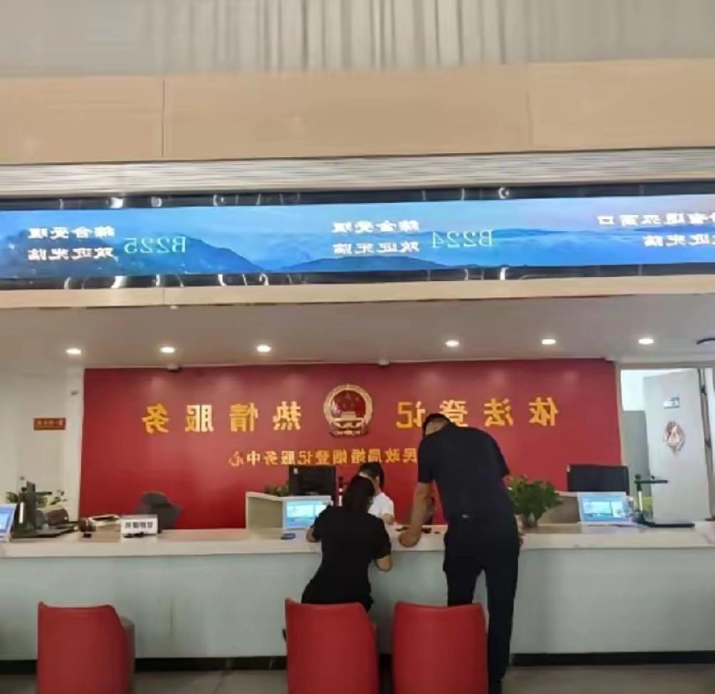 离婚路上吐了，

验孕棒亮了，

民政局还没进。

那会儿俩人坐在医院候诊区，谁