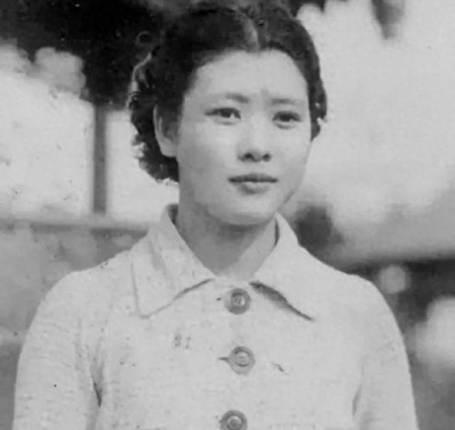 1997年，香港九龙。一个常年吃斋念佛的90岁独居老太，在一次例行的人口普查中，