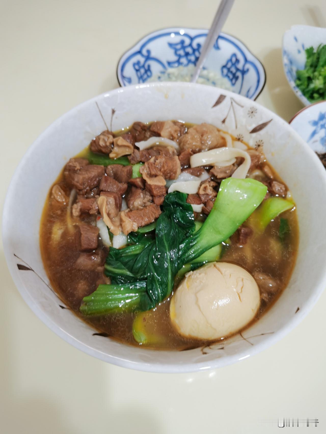 上班压力大，唯有干饭能解压，吃饱继续搬砖，周而复止。