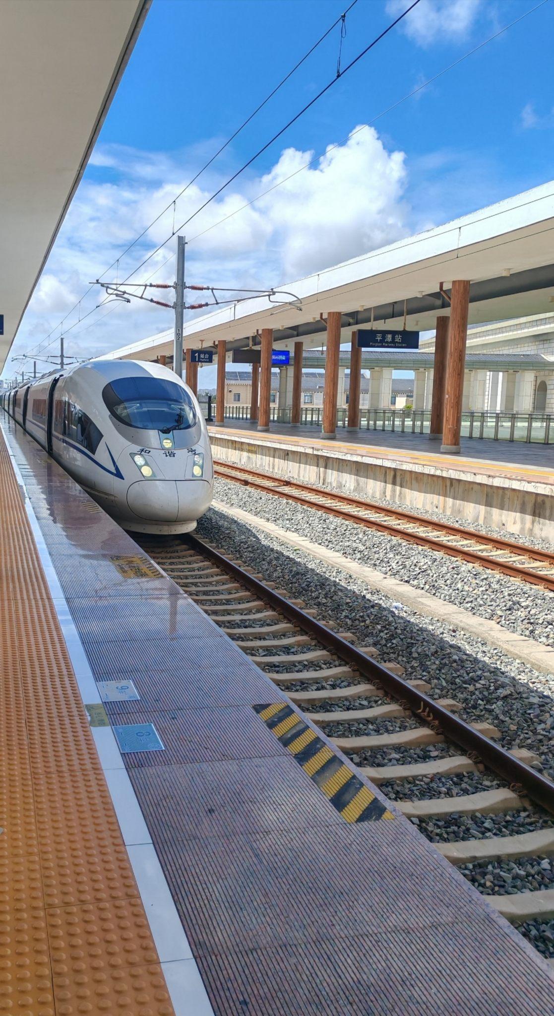 坐高铁或绿皮火车,哪个好?
赶路选高铁，感受生活选绿皮。
高铁赢在“快”——商务