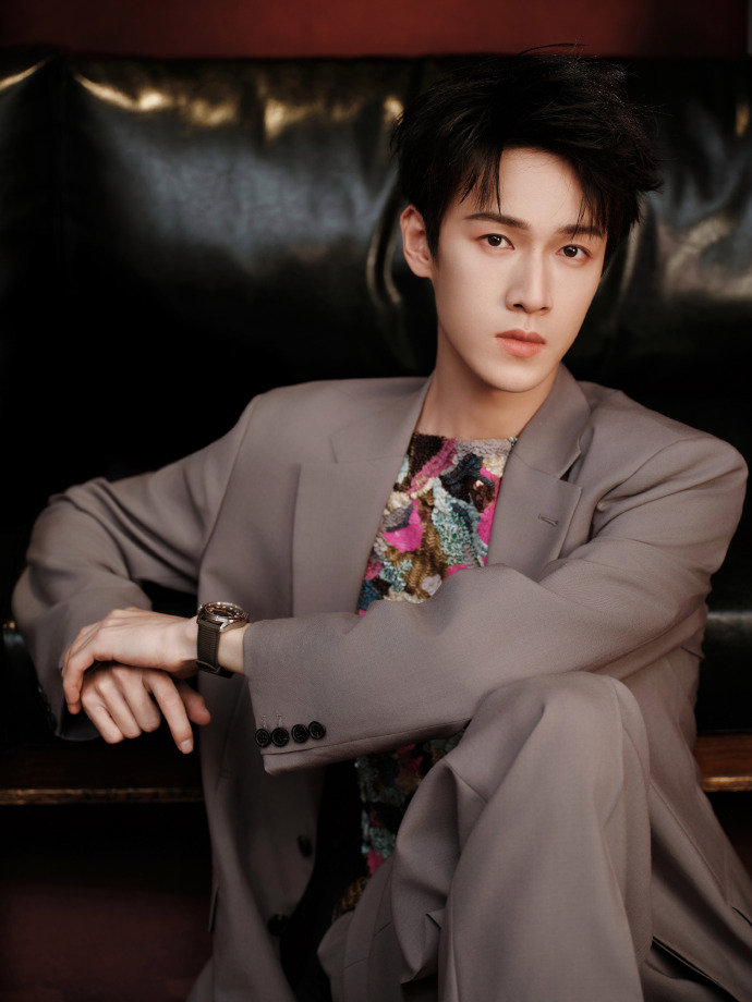 李昀锐鳞光映龙影唱响东方魂 李昀锐浙江跨年花色内搭西装造型 李昀锐鳞光映龙影唱响