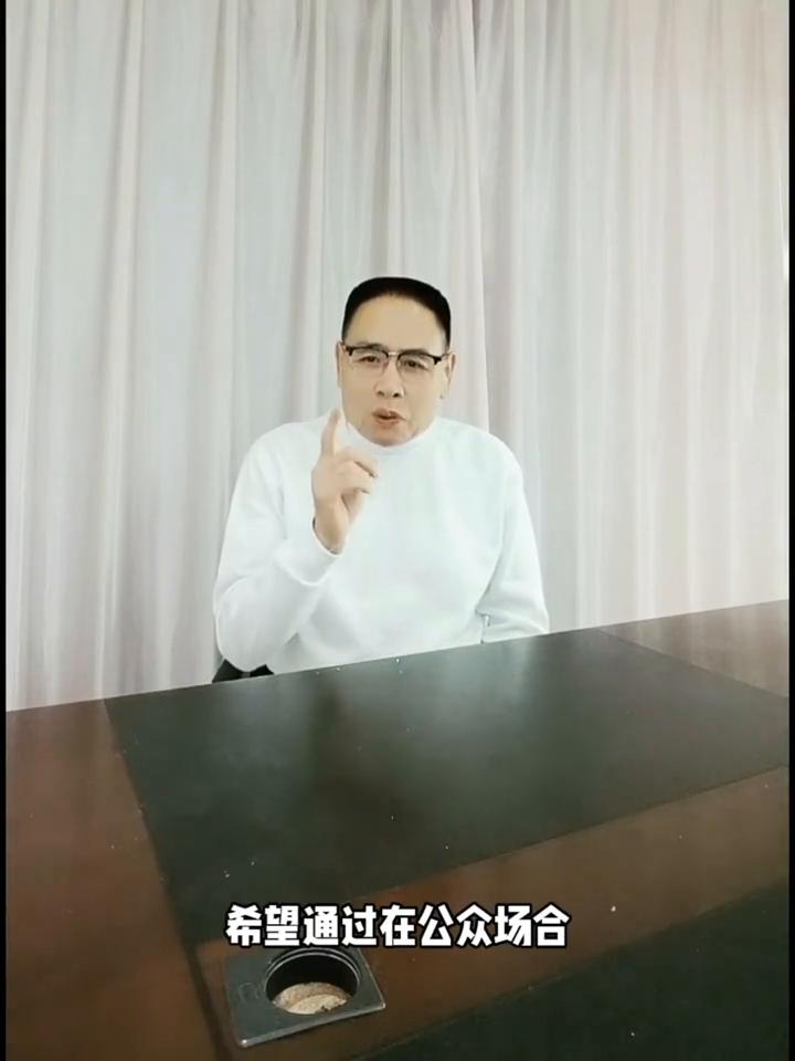 有些人存在表演性人格障碍，他们也希望通过在公众场合大吼大叫，用说脏话的方式来获得