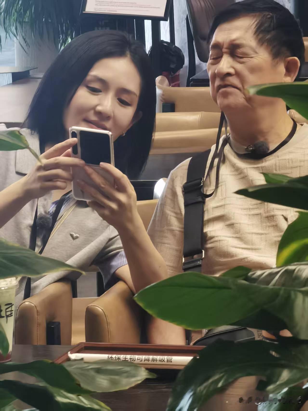 偶遇谢娜与父亲在德阳三星堆拍综艺！娜姐一身休闲打扮，皮肤白到发光，近距离看比电视