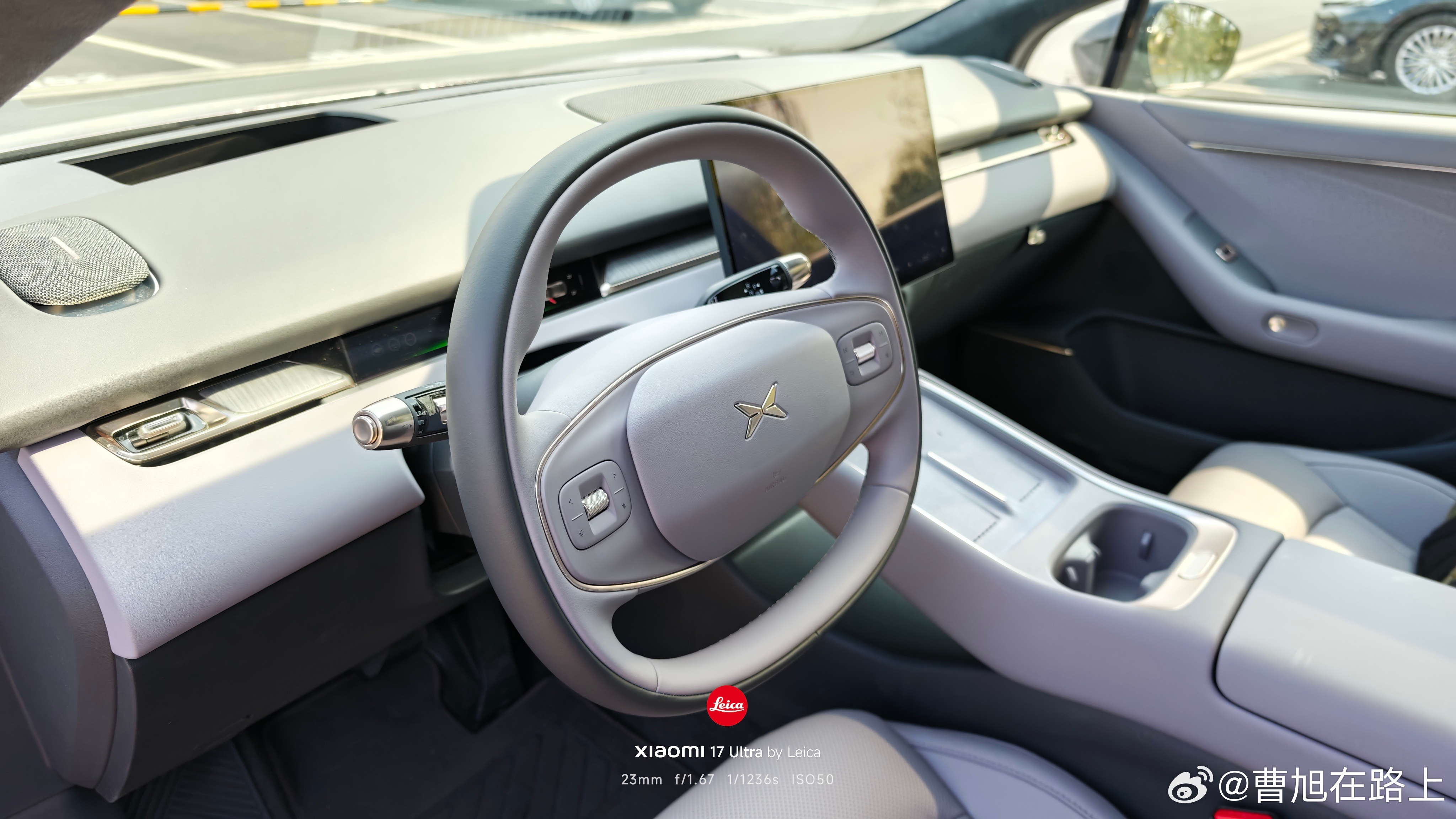 新能源大牛说 小鹏P7+ ULTRA选配了2万元三图灵芯片车身是藕荷色外观行走时