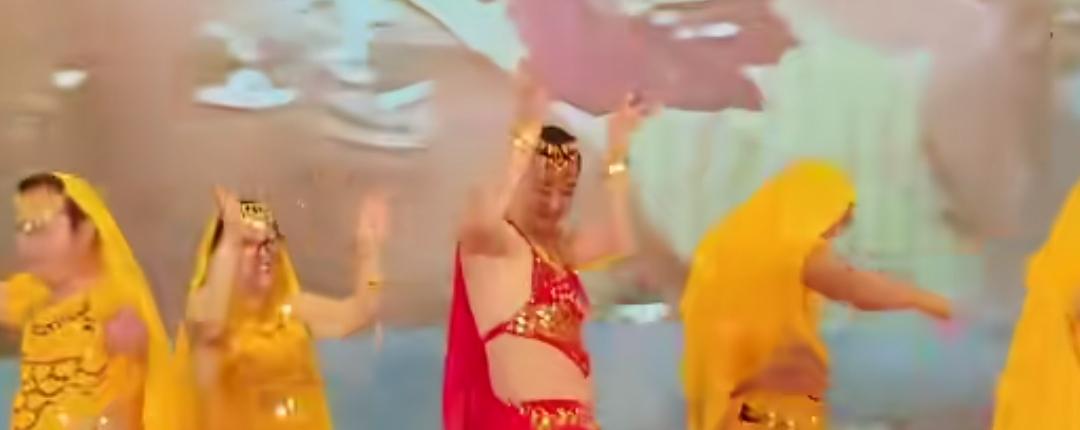 只因拒绝在年会上表演节目，就被开除了。
一男子说，公司通知他必须参加年会，还得出