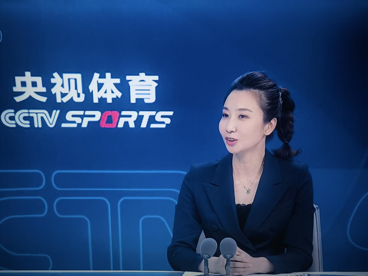 央视解说嘉宾李颖，这颜值也太靓丽了！作为央视的解说，李颖和惠若琪各有特色！李莹的