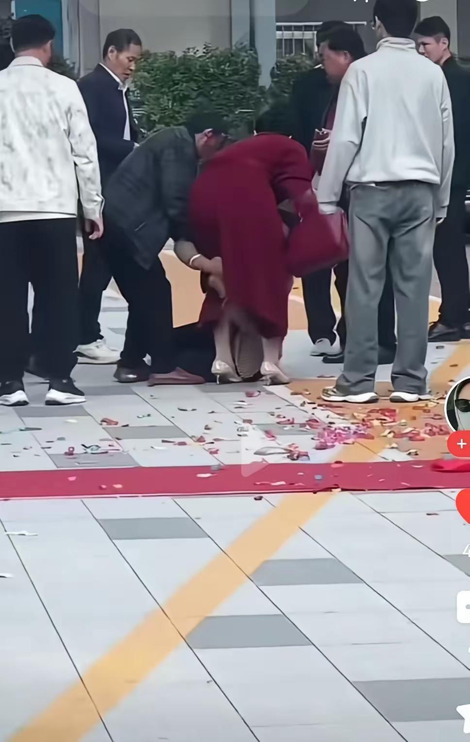 这事儿真的越想越气！欠着400多万不还，转头给儿子买车买房，自己打扮得光鲜亮丽，