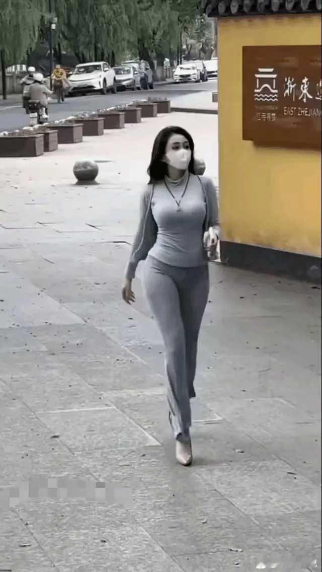 这大步迈的，走路带风！