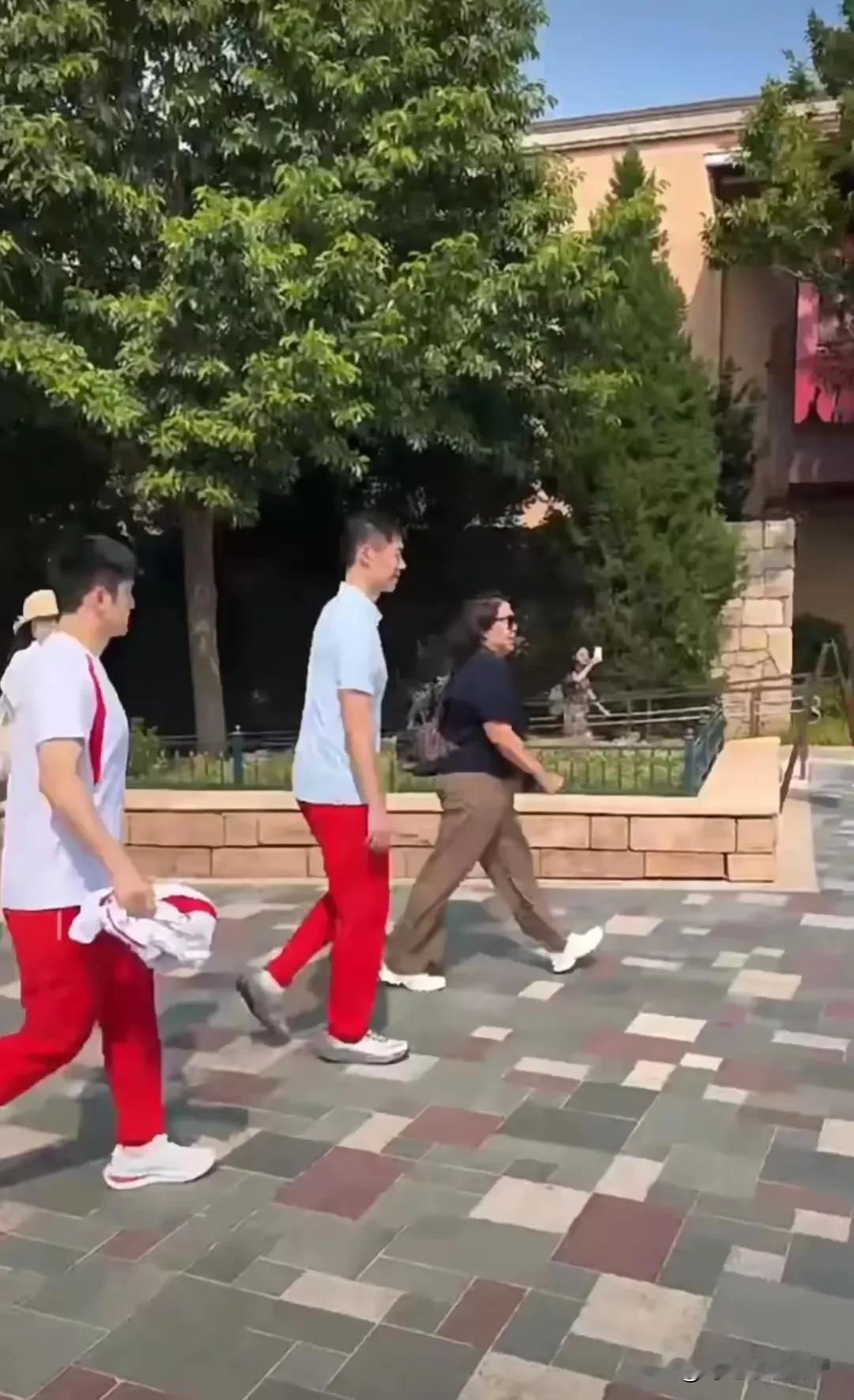 凹奥运冠军在上海迪士尼也得排队进去，上海真的一视同仁了[偷笑]

网友看到奥运冠