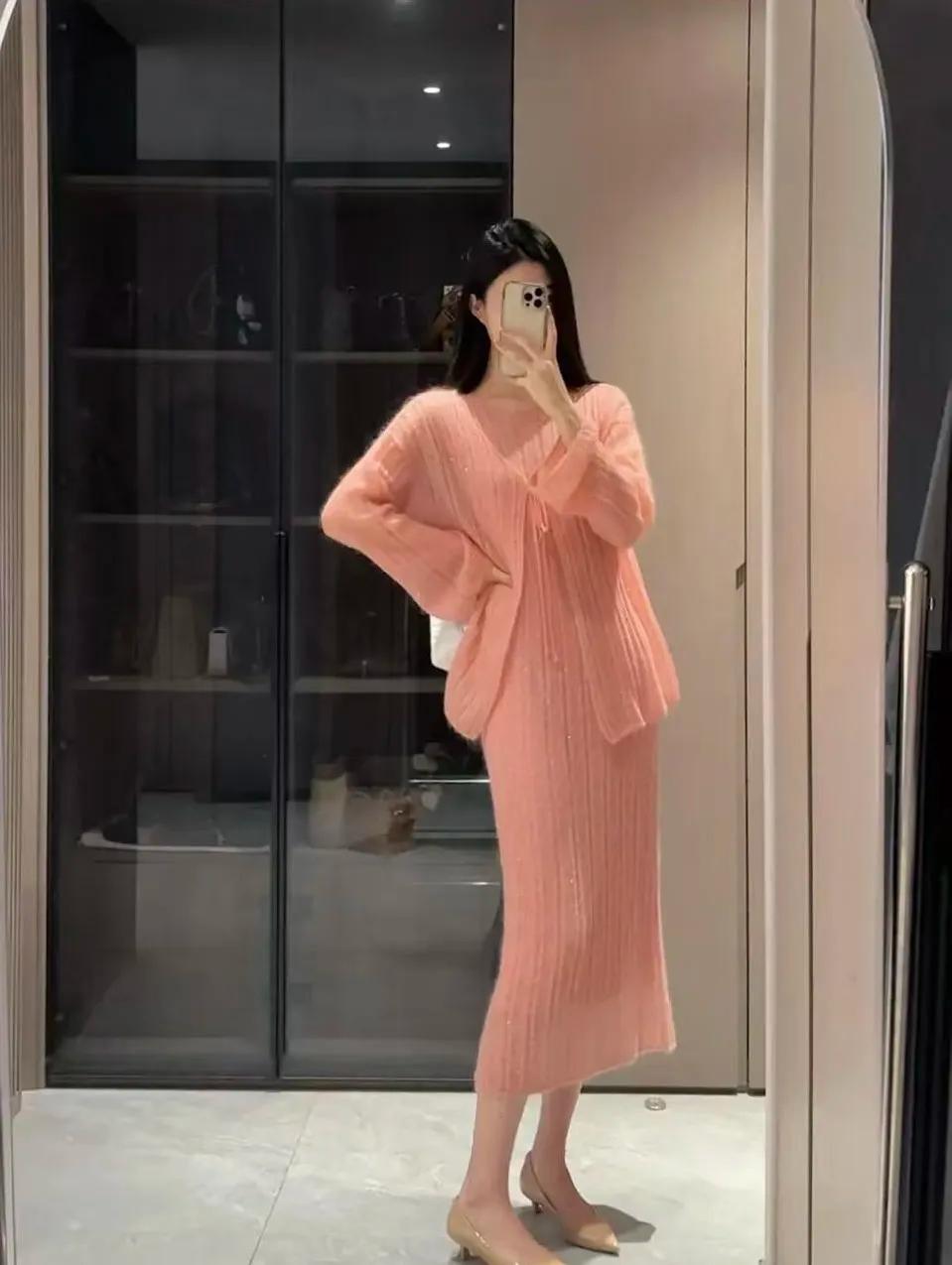 豆沙粉针织套装自带温柔滤镜~灯笼袖+收腰抽褶藏住小肉肉，半裙垂感刚好衬得腿细细的