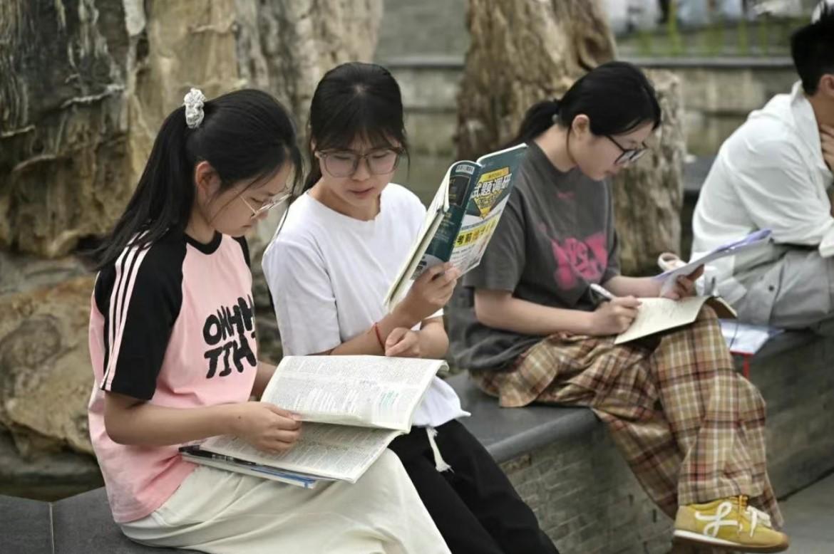 投档信息该不该及时公布？
今天估计是陕西高考考生及家长最为煎熬的日子，大家都在等