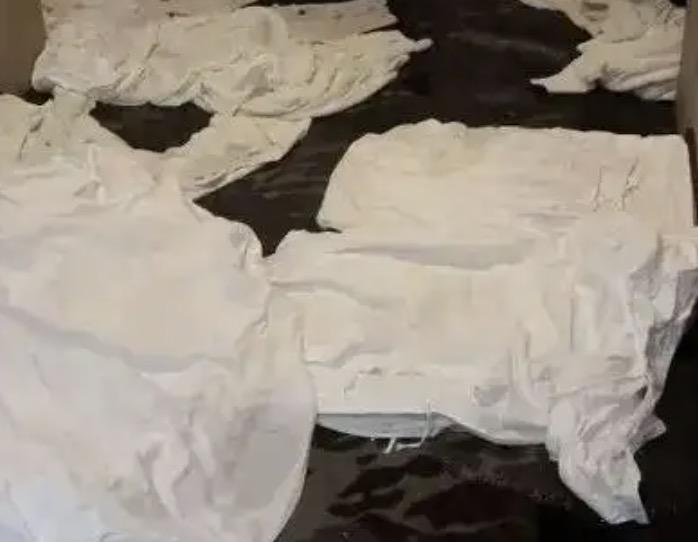 客人在酒店随手挂了一件衣服，结果就被酒店索赔16万，他到底冤不冤？
这起事情是发