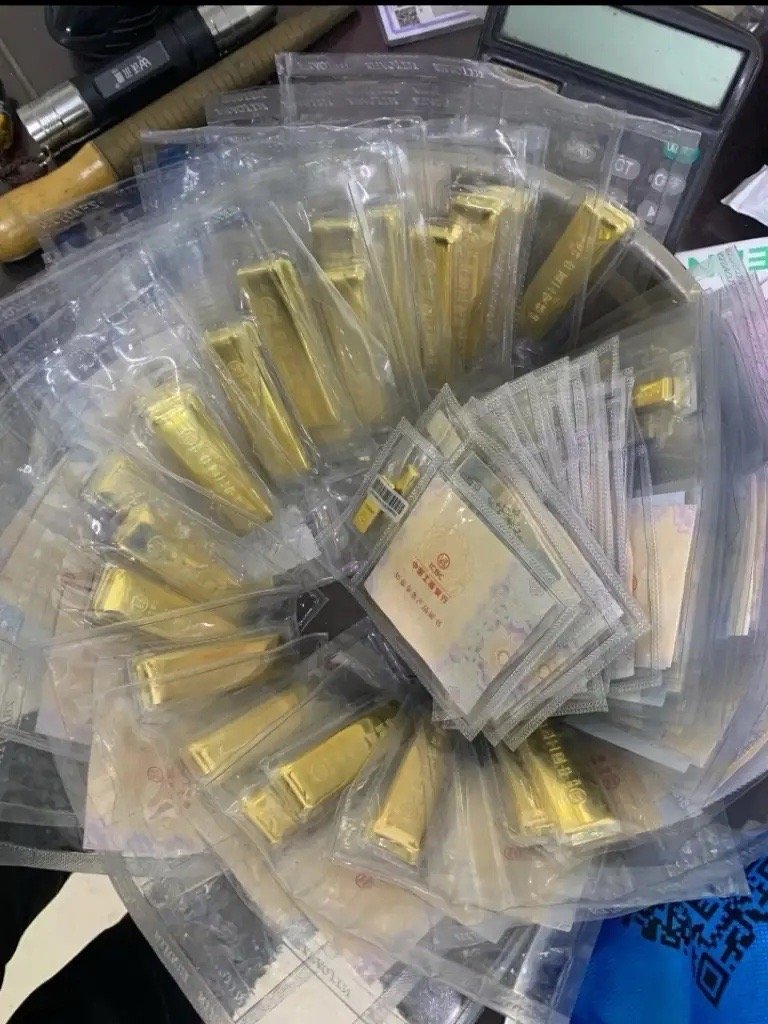 手里有黄金的人，今天估计脸都要笑烂了吧，因为龙国发布了两个利好消息，放宽了黄金进