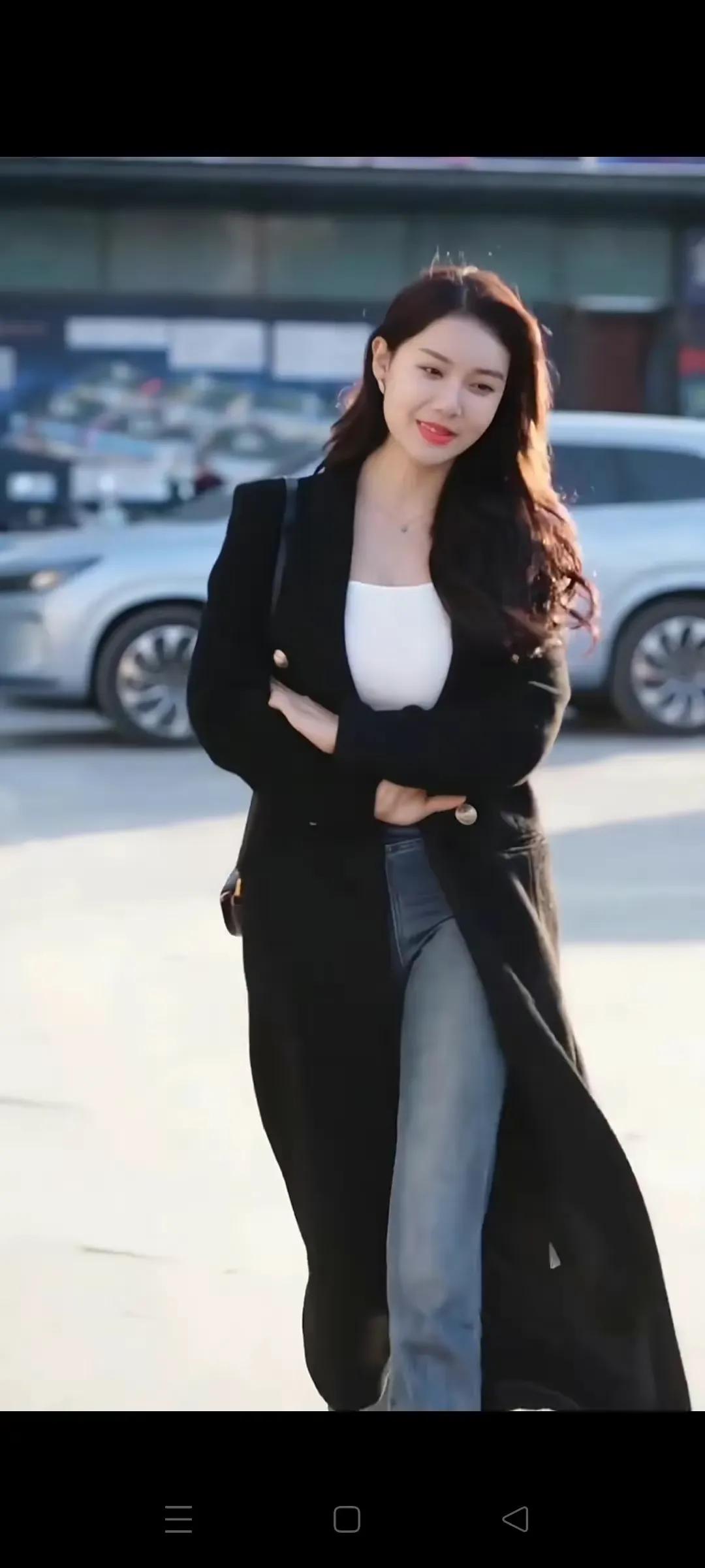 自信大方的风衣美女个瑜伽裤美女