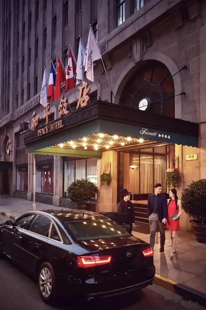 上海和平饭店 298 元套餐仅有水和面包，被吐槽花钱买自卑。其实细想，这也没有什