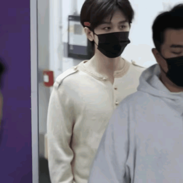 成毅这件上衣是什么品牌，真不错，穿在他身上变奶油小生了！[爱慕]