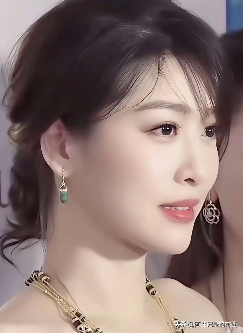 越长越好看的女神周丽淇，这气质一看就是美女级别的，美得让人挪不开眼，许晴和周涛都