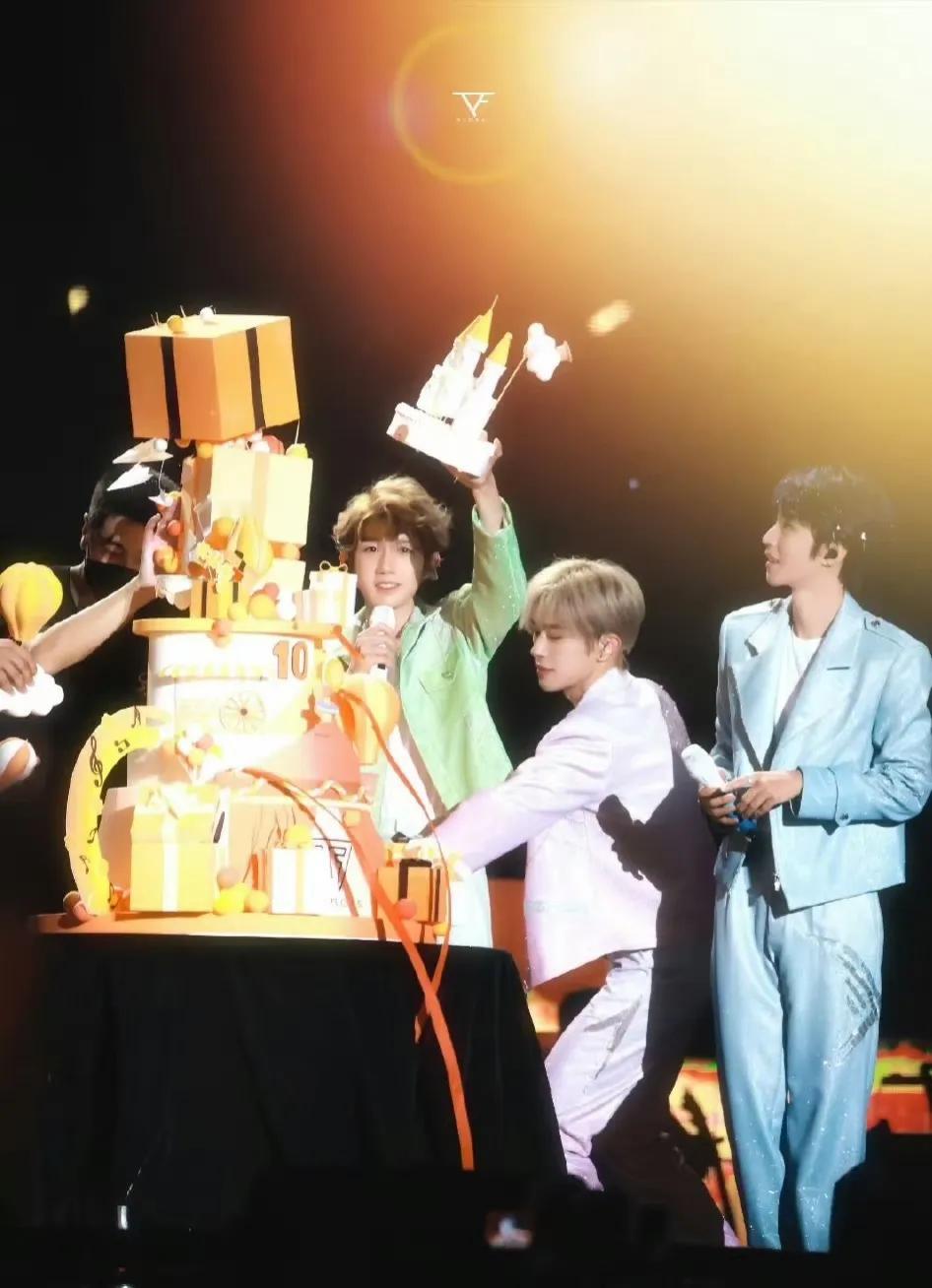 TFBOYS#tf少年游# 一直保存的10周年照片，粉丝兵荒马乱，他们也跌跌撞撞