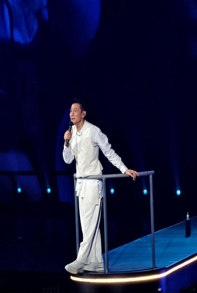 刘德华华为展翼三折叠 “关于选择？关于方向？”刘德华预热独白引发期待。简单的问题