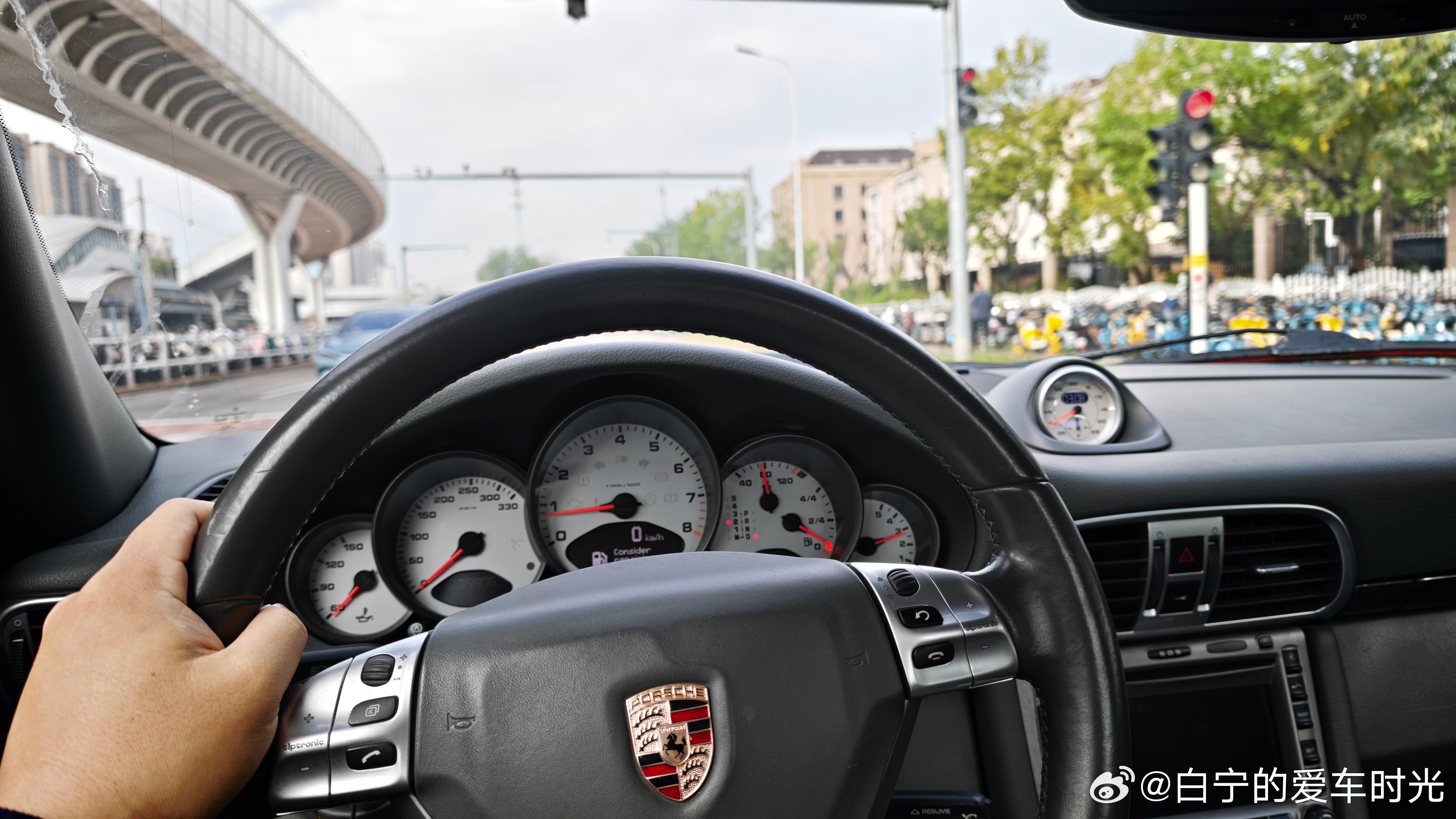 早晨开911去车库，发现亮油灯了，车库离家40多公里开过去比较悬。于是在6环上加