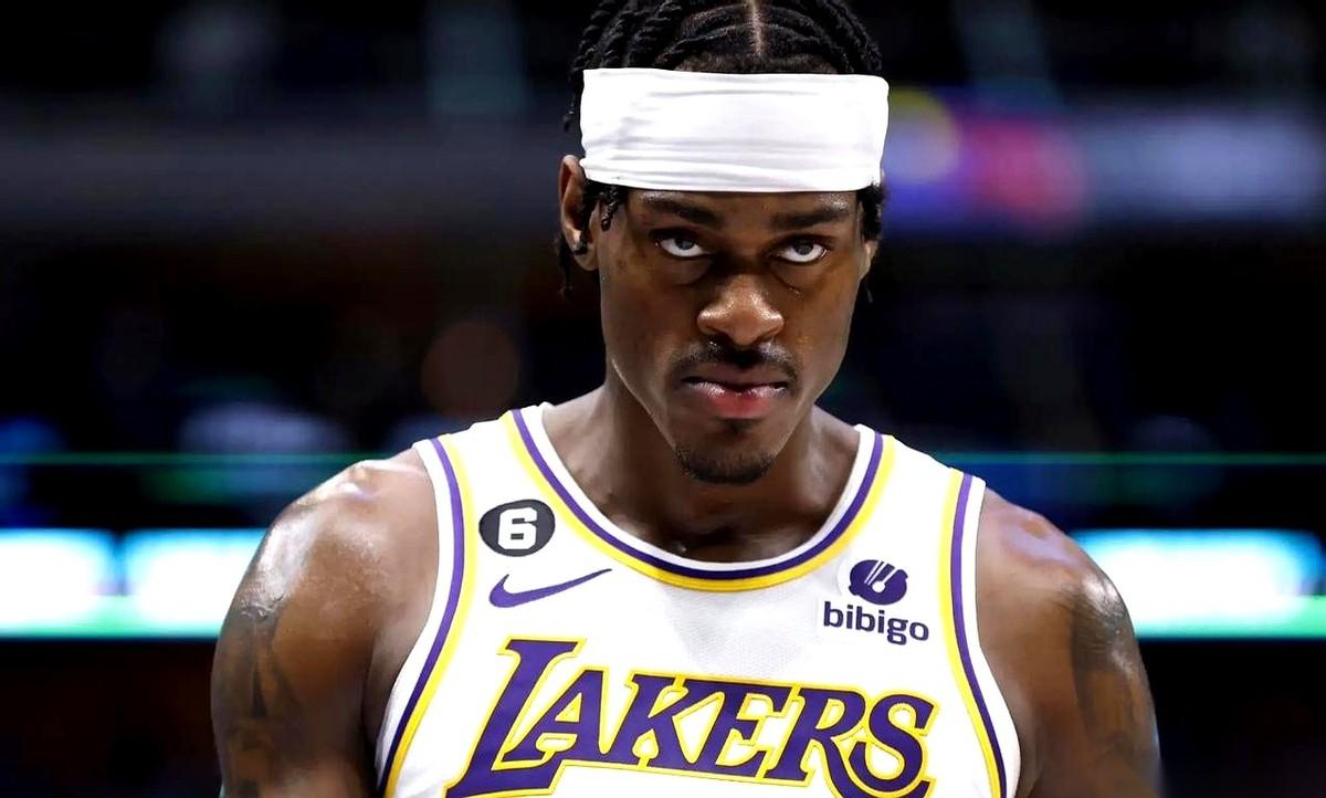 我真的，看到狄龙在那儿摇头晃脑地进球，火一下就上来了。
最不能理解的就是，布克都