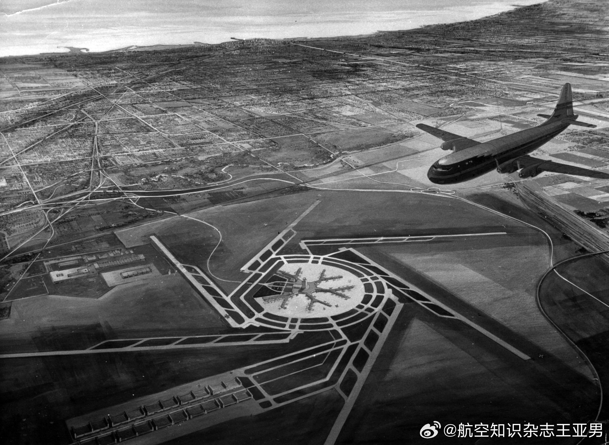1956年芝加哥奥海尔机场规划艺术效果图。6条辐射状跑道相当显眼，它们通过联络道