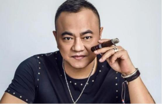 2004年，赵本山的保镖张家豪去酒吧消遣，无意刮蹭到一辆斯巴鲁，车主嚣张的向他索