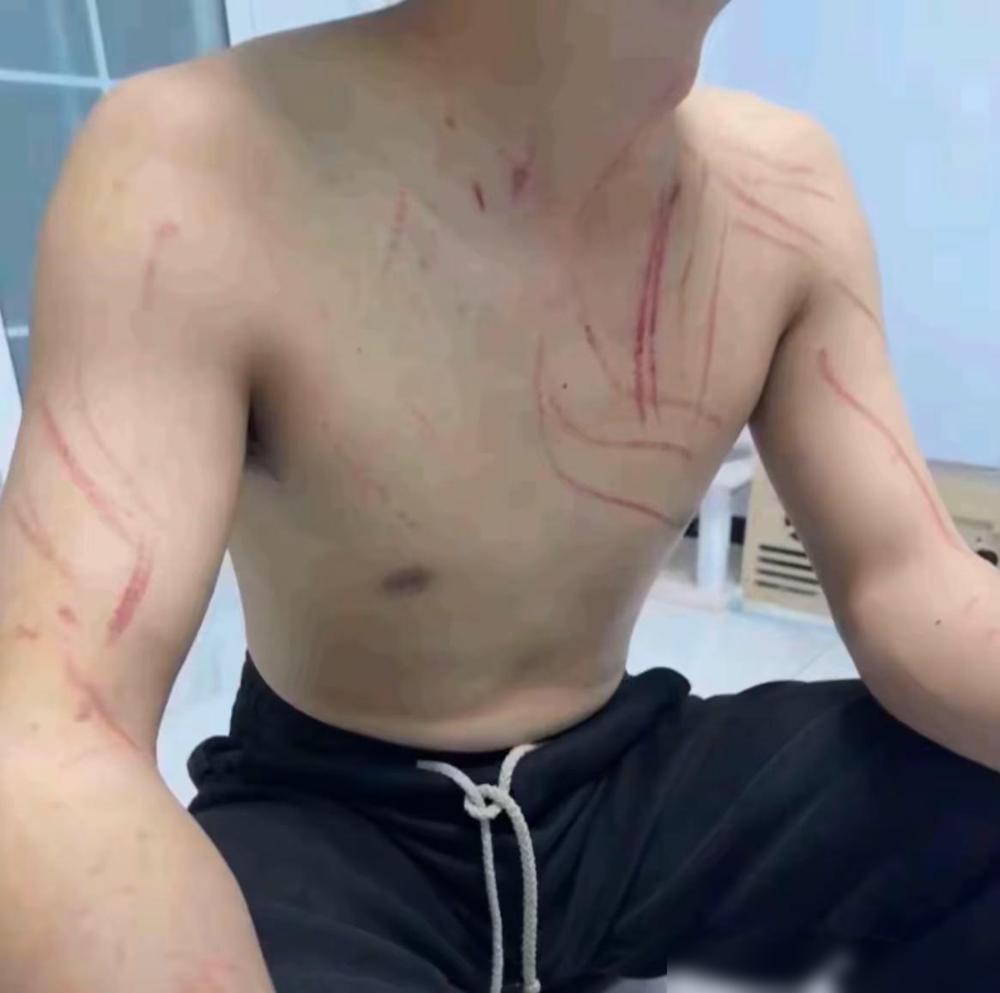我给我老公挠的这日子没法过了

原因是过中秋节，我婆婆打电话说孩子们放了假一块儿