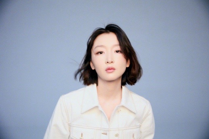 周冬雨穿了白色丹宁牛仔套装周冬雨这身白色丹宁牛仔套装真的太戳人了！清清爽爽、大大