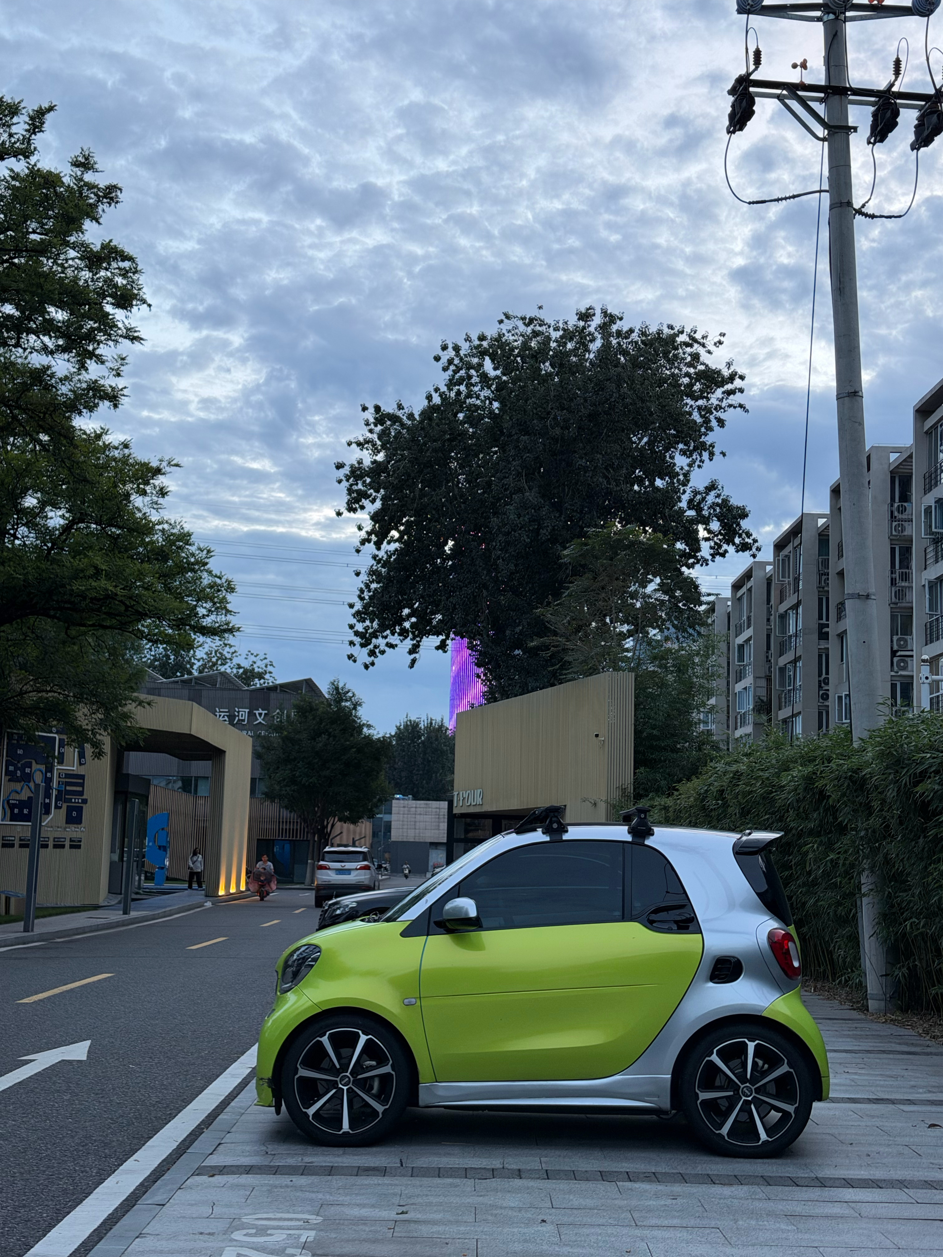 一直想花几万块钱买小车，smart这种小鼻嘎太好停车了[泪] ​​​