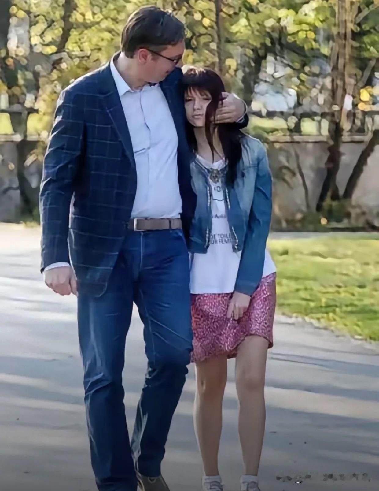 两米硬汉总统，全世界硬刚，唯独回家宠女儿！温柔反差太治愈。

看这张照片真的被戳